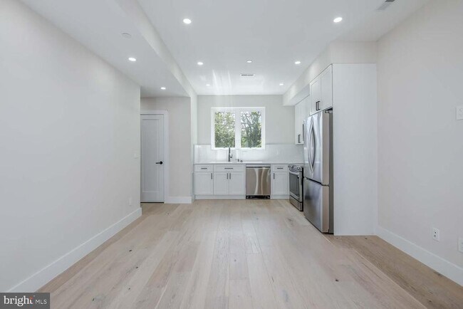 Photo - 722 Kenyon St NW Unit 3