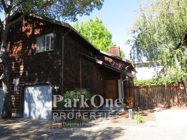 Building Photo - Two Bedroom Town House Walking Distance to Downtown Lafayette