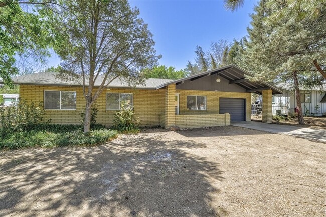 Photo - 3 Bedroom, 2 Bath Home with Garage For Rent in Prescott!