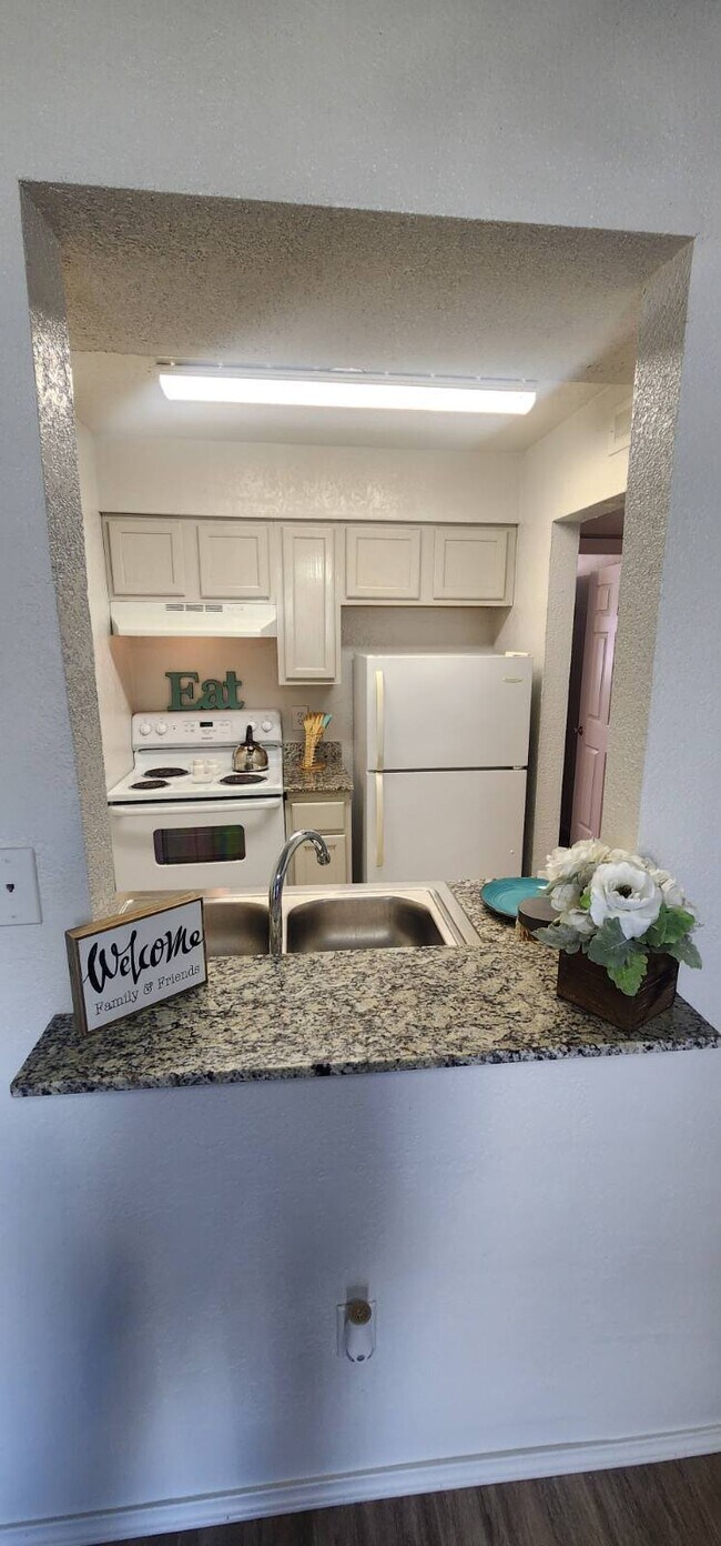 Hillside Chateau Apartments