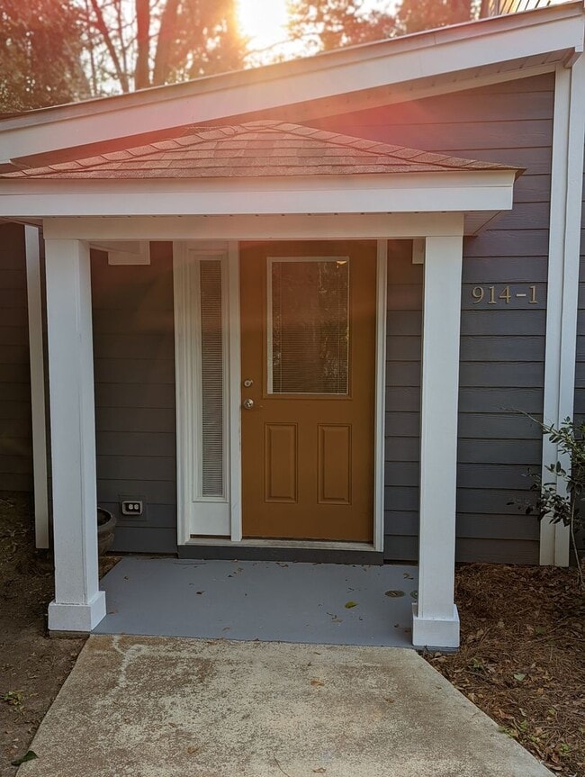 Building Photo - Rare.....One Bedroom One Bathroom Unit Available In Midtown!