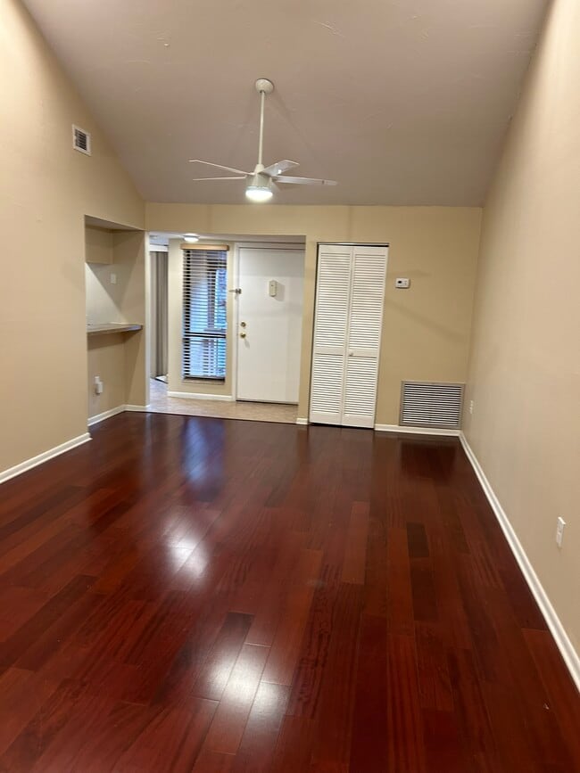 Family Room/ Entrance - 1687 Brookhouse Cir Unit 221