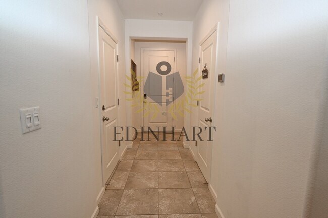 Photo - 893 Fir St W