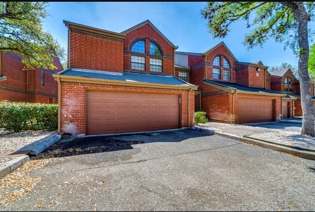 Building Photo - Stylish 3-Bed, 2.5-Bath Townhome with Fireplace & Move-In Ready Upgrades Unit 801