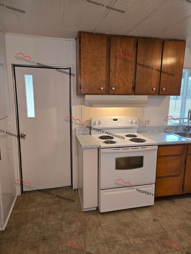 Photo - STATUS: AVAILABLE | R255G | $1750