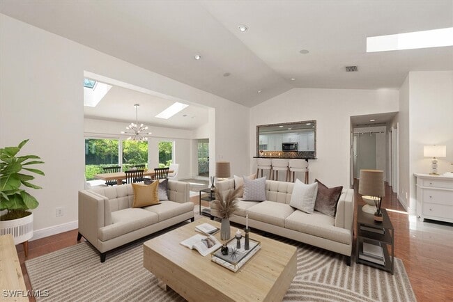 Building Photo - 2252 Royal Ln