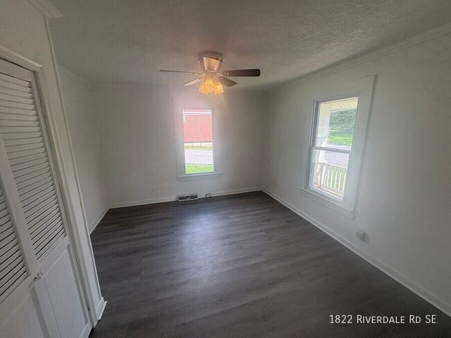 Photo - 1822 Riverdale Rd SE