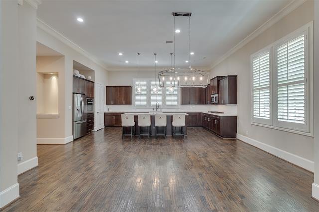 Photo - 2160 Helsminster Dr