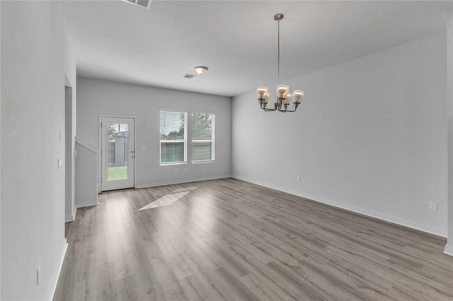 Photo - 1203 Showbox St