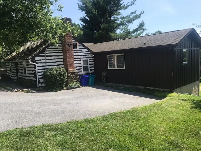 Building Photo - 7007 Edgemont Rd