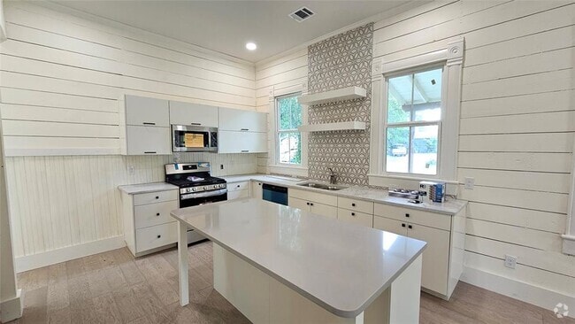 Building Photo - 917 W 6th St Rental
