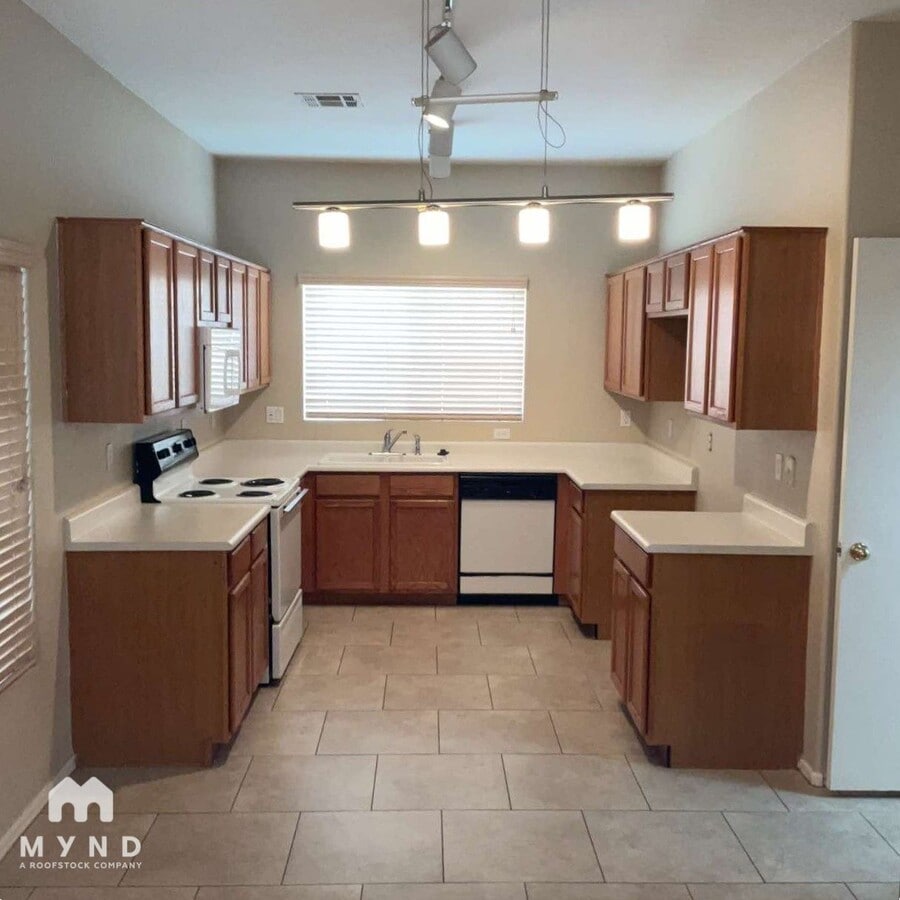 Photo - 629 E Cantebria Dr