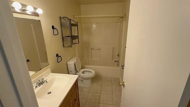 Photo - 4 Bed/2 1/2 Bath Bus Line Reserved Parking