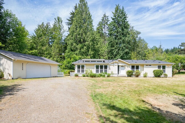 Photo - 3-Bedroom Gig Harbor Retreat with Private Setting and Modern Comforts