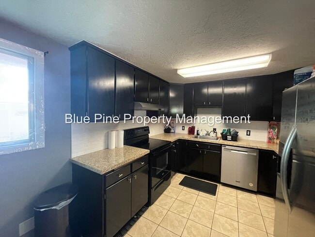 Photo - 960 Royal Pl