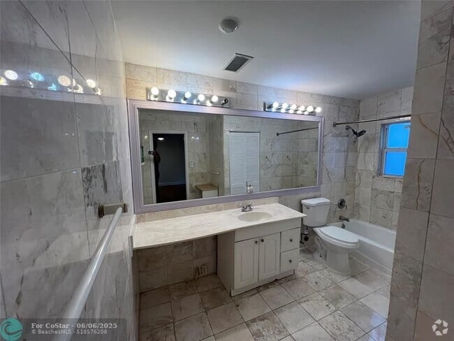 Building Photo - 4240 SW 23rd St Rental
