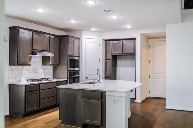 Photo - 112 Rosebush Dr