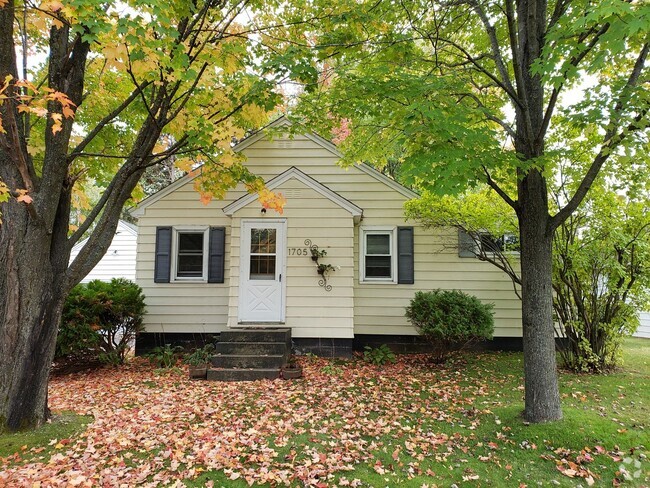 Building Photo - 3 Bedroom home in Wausau!