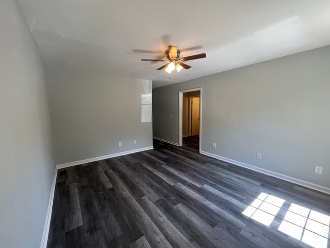 Photo - 2 Bedroom Duplex House with Yard