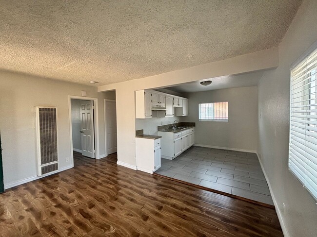 Building Photo - 1333 E 47th St Unit 1335 1/2 Rental