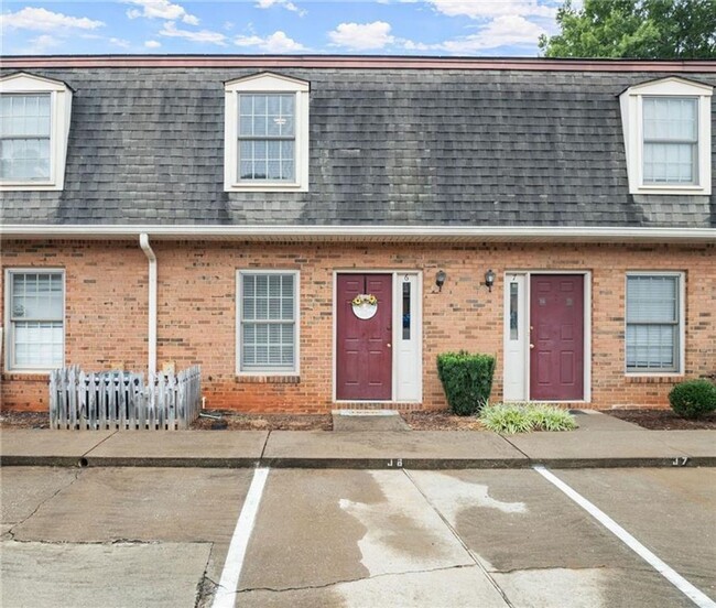 2 bed/1.5 bath townhome in great Oakwood l... - 2 bed/1.5 bath townhome in great Oakwood l...