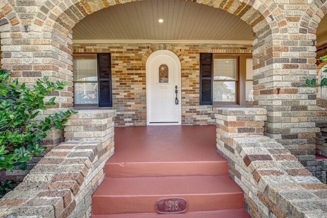 Photo - 1918 Wentworth St