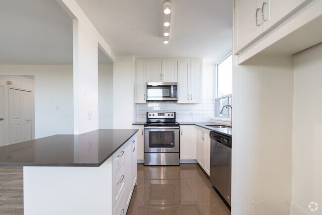 2BR, 1BA - 911SF - Kitchen