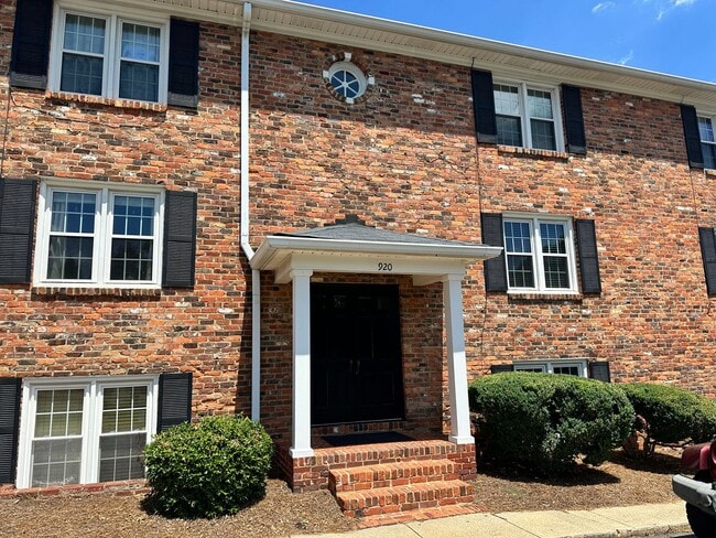 Building Photo - Lovely Two Bedroom Condo in Cotswold!