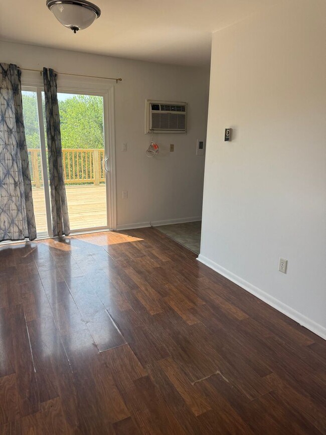 Photo - Spacious 4 Bedroom 2 1/2 bathroom Townhome