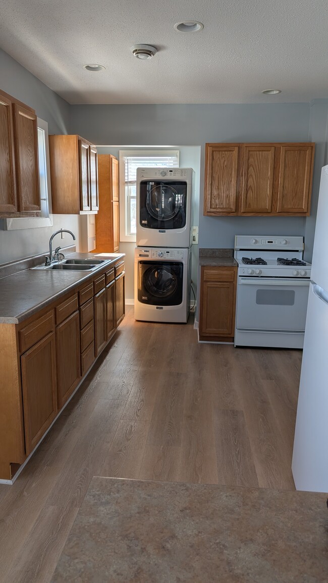 Kitchen appliances include washer/dryer - 517 E Barker Ave
