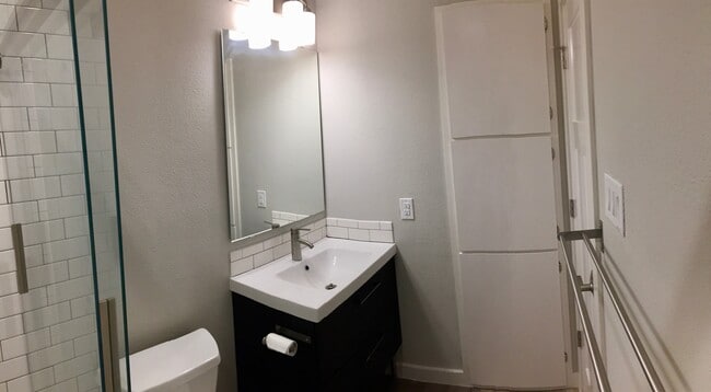 Excellent bathroom lighting - 3440 Willowrun Drive Unit C