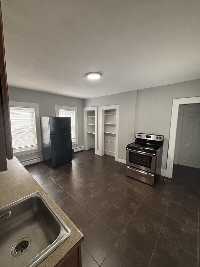 Photo - 2 Bedroom, 1 Bath Apartment – 38B Kinsley St, Nashua, NH – $1,600/month Unit B