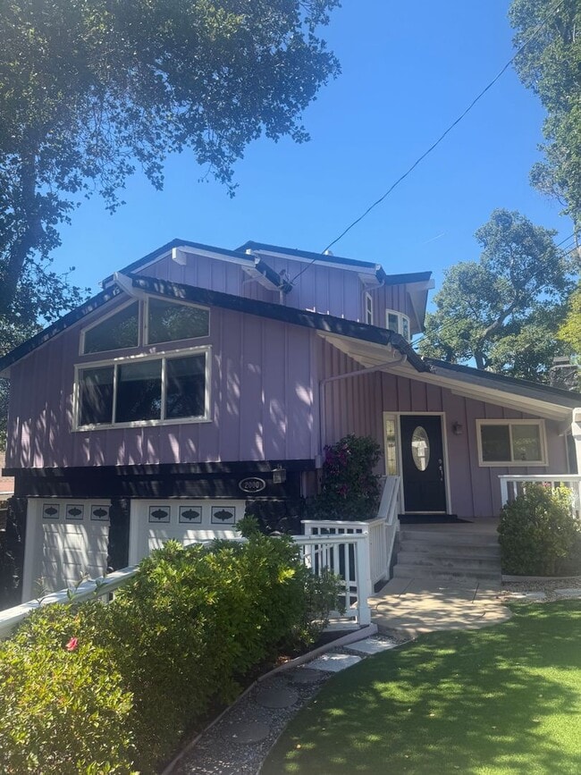 Building Photo - Charming Residence in Belmont