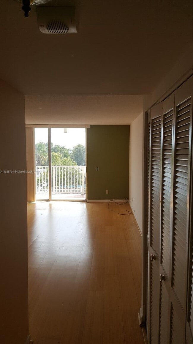 Photo - 2020 NE 135th St Unidad 406