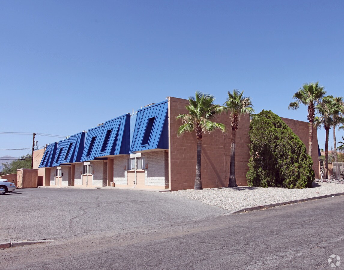 Crossroads Apartments - Crossroads Apartments