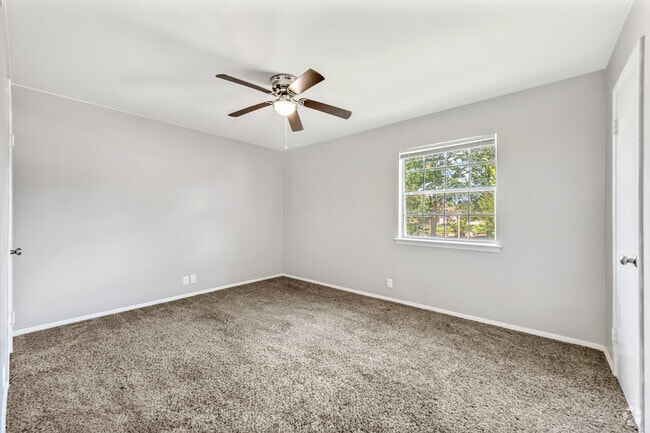 1BR, 1BA - 620SF - Bedroom - The Colonial Apartments
