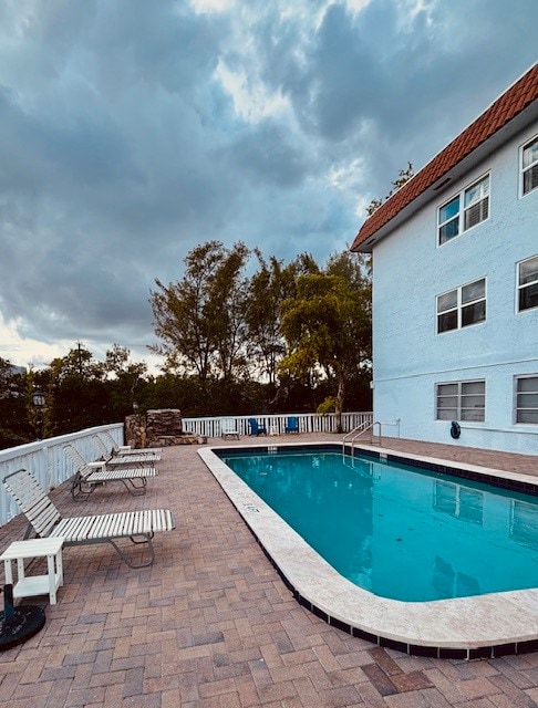 Piscina relajante junto al canal. - 1400 NE 57th St Unidad Casa Del Sol