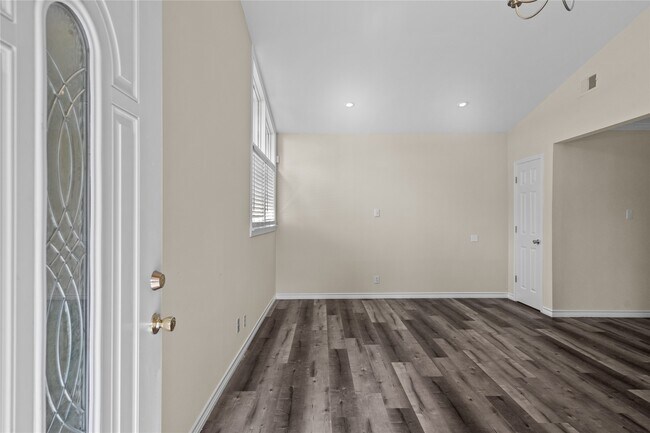 Photo - 1909 16th Ave N