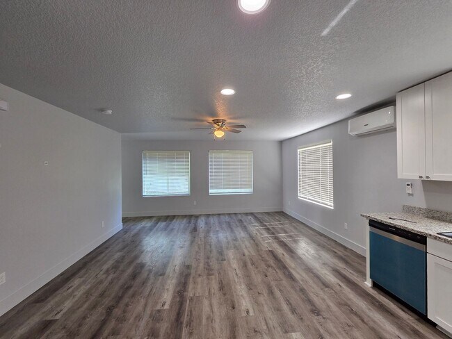 Photo - 3 Bedroom 2.5 Bathroom in Winlock