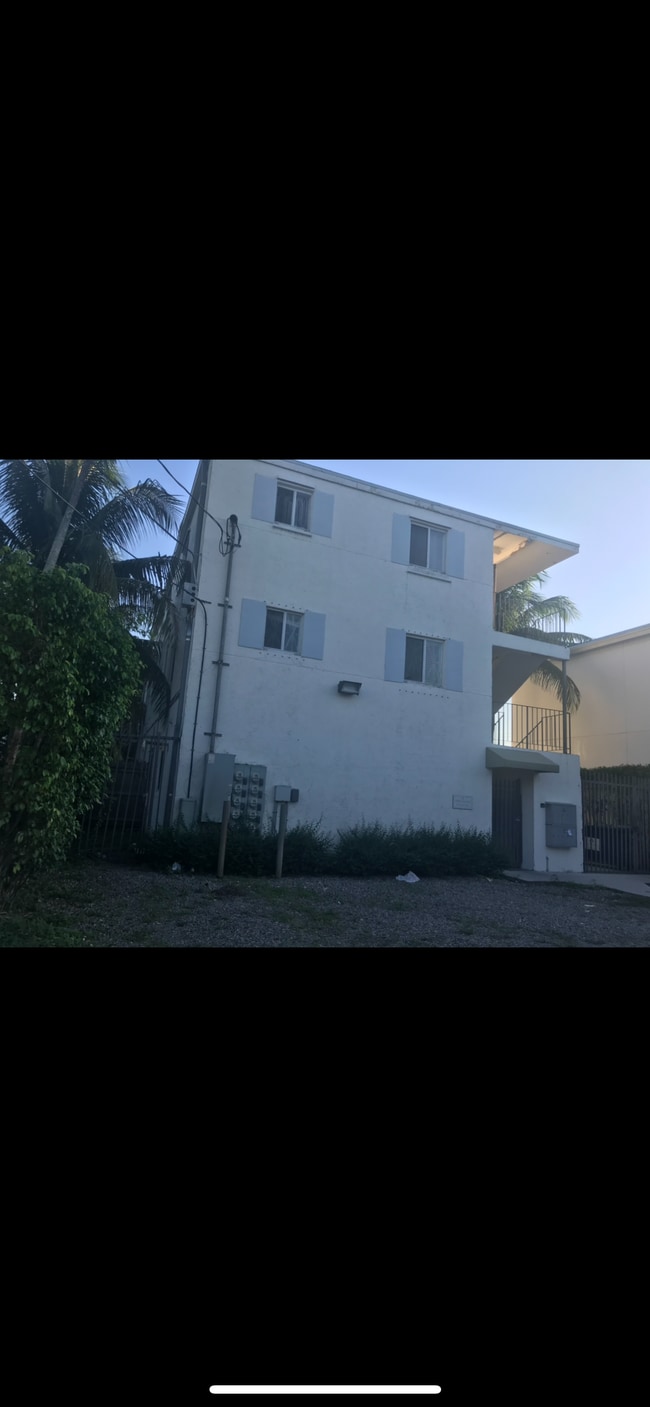 Building Photo - 3680 Oak Ave Unit 2