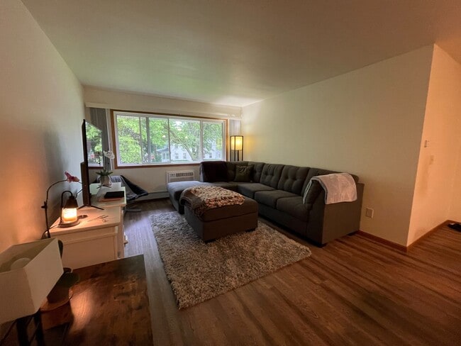 Large Living Room - Steeple View Apartments