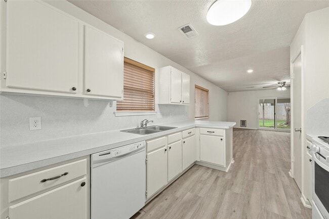 Building Photo - 5425 Yale Dr