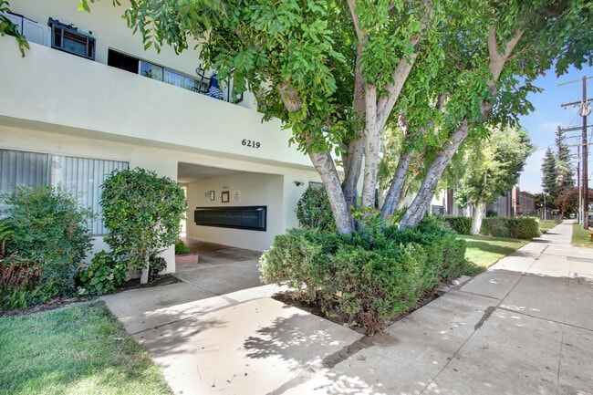 Photo - 6219 Reseda Blvd Unidad 19