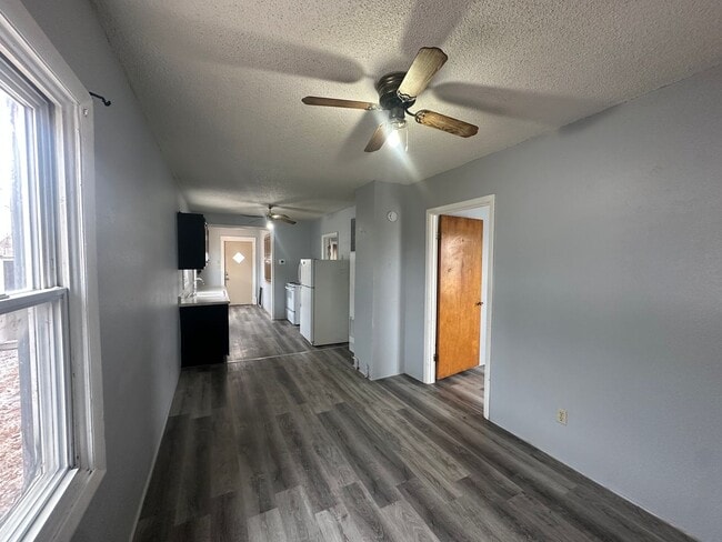 Photo - 2 bedroom, 1 bath home! Pet Friendly! Fenc...