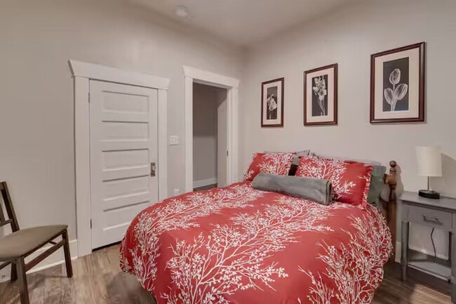 Photo - TheSuiteOne @ The Garland Suites (Furnished)