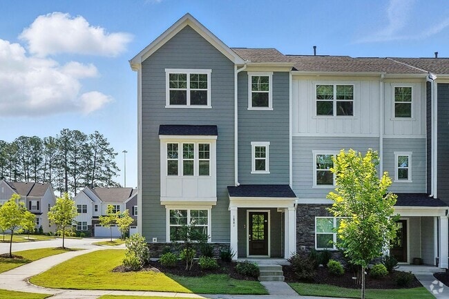 Building Photo - GREAT END UNIT IN CARY! Come see it today! Rental