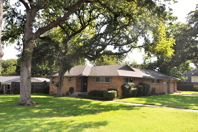 Spacious 3-3-2 on corner lot in Hurst, HEB... - Spacious 3-3-2 on corner lot in Hurst, HEB... House