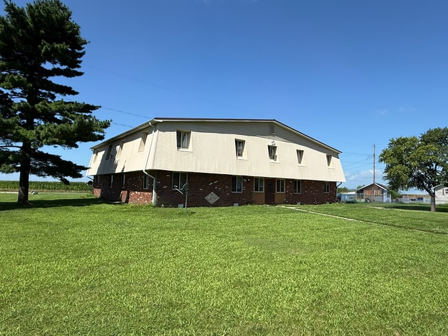 Building Photo - 2 Bed / 1 Bath Apartment in Quiet Warrensburg — Available Now Unit Apt 40