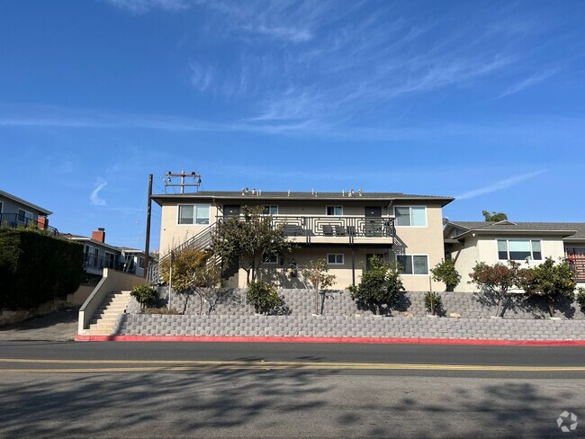 Building Photo - Beautifully Renovated Apartment Steps to t...