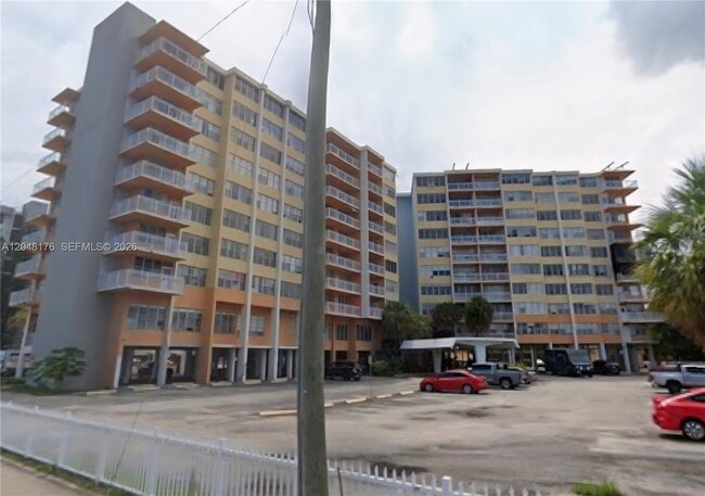 Building Photo - 2025 NE 164th St Unit 710